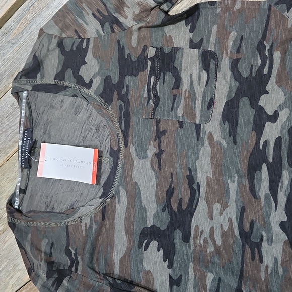 Social Standard by Sanctuary "Dylan Scoop Tee" Mother Earth Camo sz XS W-594 - Picture 3 of 8